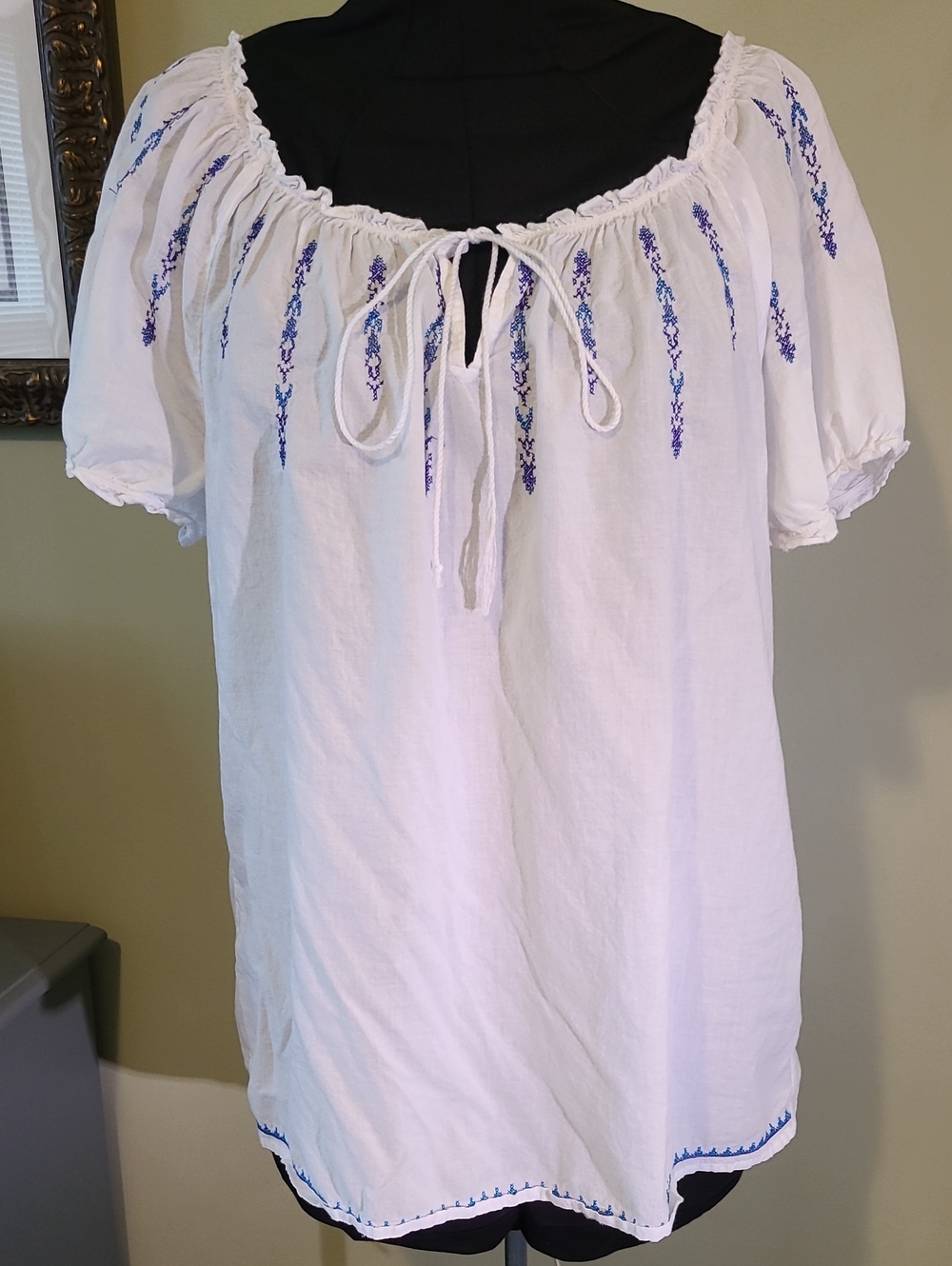 Izod White Tunic Top with Blue Embroidery Size Large